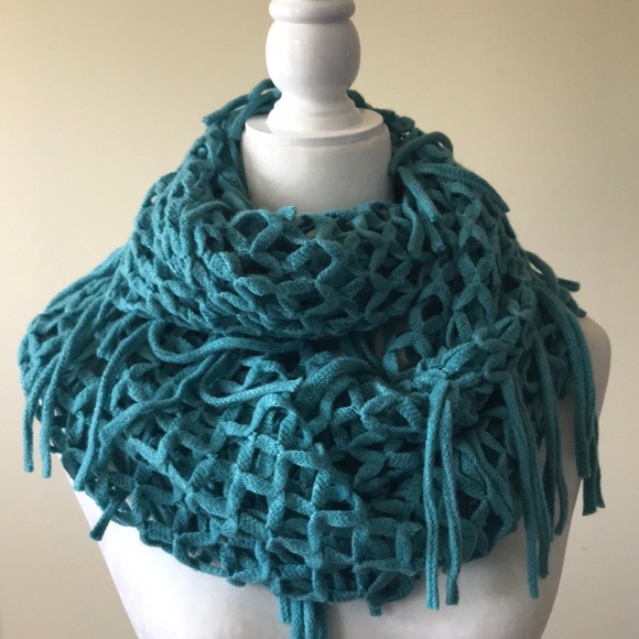 Sundance Accessories - EUC Sundance triangle pattered weave funnel neck scarf. Perfect for the season🍁